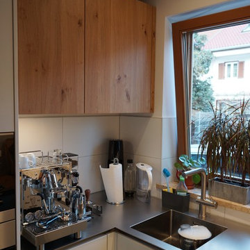 Küche mit Edelstahl- und Massivholzarbeitsplatte