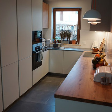 Küche mit Edelstahl- und Massivholzarbeitsplatte