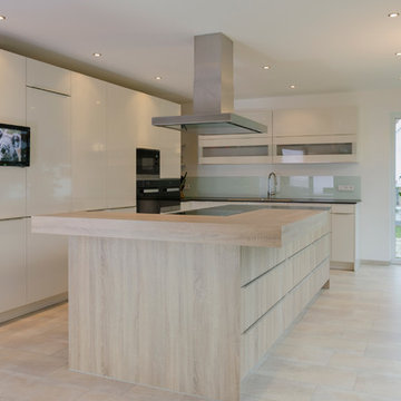 Küche mit Holzfront und Magnolie glänzend