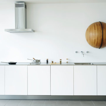 Küche mit Holzkunstwerk an der Wand