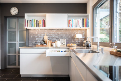 Moderne Küche mit Edelstahl-Arbeitsplatte in Sonstige