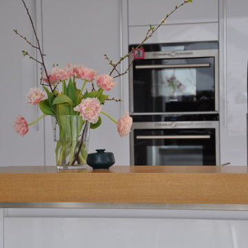 Küche modern, Barplatte Eiche mit weißen Fronten, Interiordesign