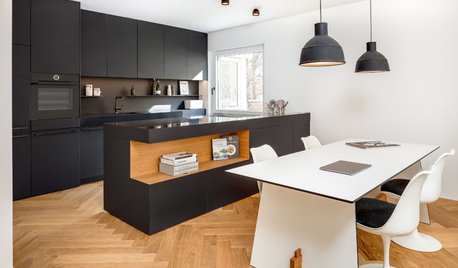 Schwarz-Weiß-Denken: Eine kontrastreiche Wohnküche in München