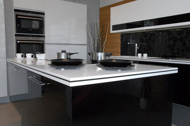 Einzeilige Moderne Küche mit Mineralwerkstoff-Arbeitsplatte und Kücheninsel in Sonstige
