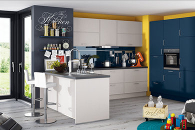 Offene Moderne Küche in U-Form mit weißen Schränken, Küchenrückwand in Blau, Küchengeräten aus Edelstahl und Halbinsel in Sonstige