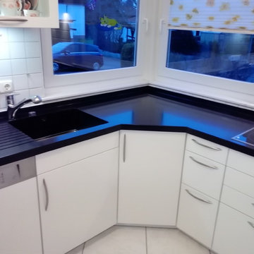 Küchen Renovierung - neue Arbeitsplatte aus Corian Black Quarz