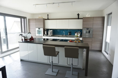 Moderne Küche mit Granit-Arbeitsplatte in Nürnberg