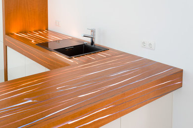 Offene, Große Moderne Küche in U-Form mit Waschbecken, weißen Schränken und Arbeitsplatte aus Holz in Hamburg