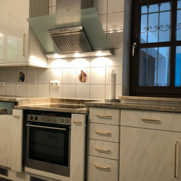 Küchenrenovierung: Fronten in Hochglanz weiss und neuen Edelstahl-Griffen