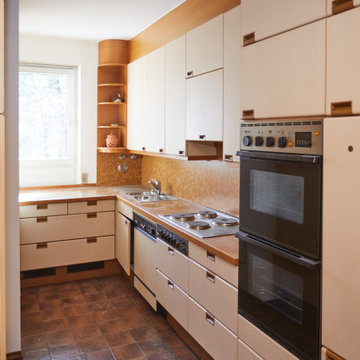 Küchenrenovierung: mit Bronze-farbenen Details und Nischenverkleidung mit Motiv
