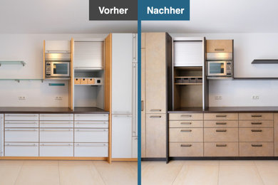 Große Moderne Küche in U-Form mit Doppelwaschbecken, beigen Schränken, Laminat-Arbeitsplatte, Küchengeräten aus Edelstahl, Kücheninsel und brauner Arbeitsplatte in München