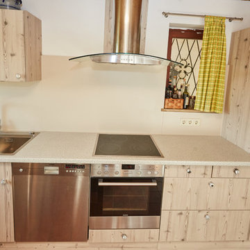 Küchenrenovierung: weiße Holz-Optik mit heller Schichtstoff-Arbeitsplatte