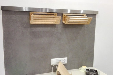 Moderne Küche mit Küchenrückwand in Grau in Sonstige