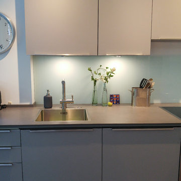 Küchenzeile in Grau mit Keramic Arbeitsplatte