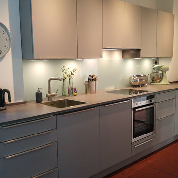 Küchenzeile in Grau mit Keramic Arbeitsplatte
