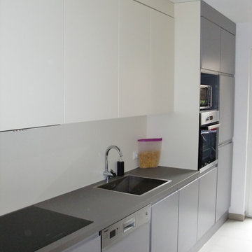 Küchenzeile zweifarbig Grifflos flächenbündiger Einbau von Spüle & Ceran Feld