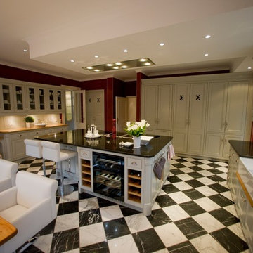 Landhausstil-Küche mit schwarz-weißen Fliesen