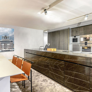 Imagen de cocina contemporánea, grande, abierta, con fregadero de un seno, armarios con paneles lisos, puertas de armario negras y una isla