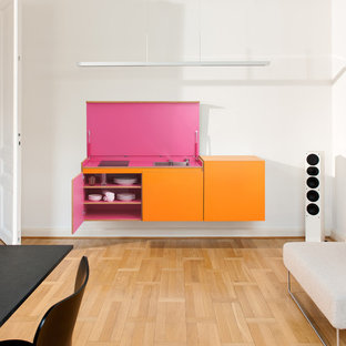 Idee per una piccola cucina contemporanea con lavello da incasso, ante arancioni, paraspruzzi bianco e nessuna isola