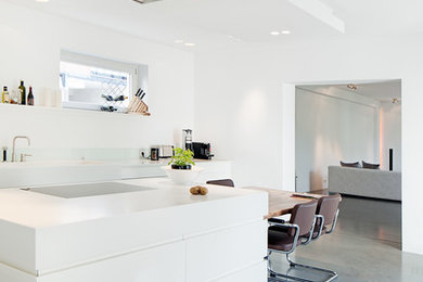 ケルンにあるモダンスタイルのおしゃれなキッチン (フラットパネル扉のキャビネット、白いキャビネット、白いキッチンパネル、ガラス板のキッチンパネル) の写真