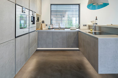Kitchen - contemporary kitchen idea in Nuremberg