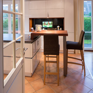 Luxuriös-elegante Wohnküche mit einem Mix aus Holz und Weiß