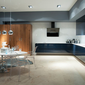 Luxuriöse Wohnküche in Hochglanz-Blau mit viel Freiraum