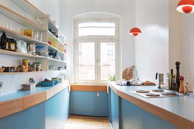 Moderne Küche mit blauen Schränken in Berlin