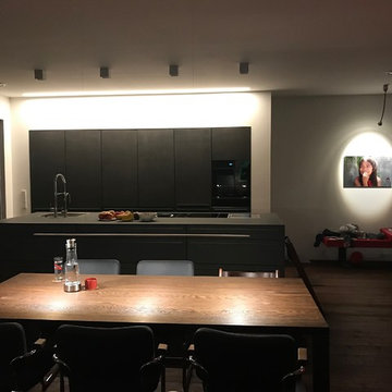 Minimalistische und dennoch lichtstarke Beleuchtung der Küche
