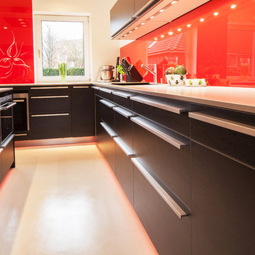 Moderne High-end Küche mit kräftigen roten Farbakzenten