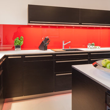 Moderne High-end Küche mit kräftigen roten Farbakzenten