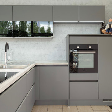 Moderne Küche mit Drucktüren in Grau