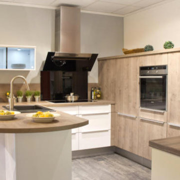 Moderne Küche mit Holzelementen