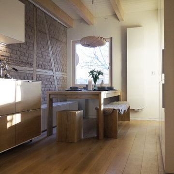 Moderne Küche mit Massivholztisch