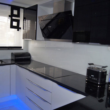 moderne Küche-Ruhl schwarz-weiß