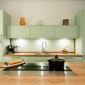 Moderne Landhausküche in Grün