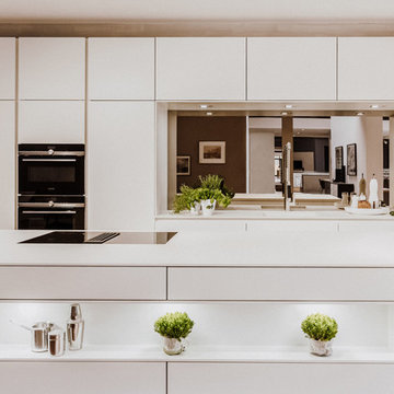 Moderne Luxus-Küche in elegantem Weiß
