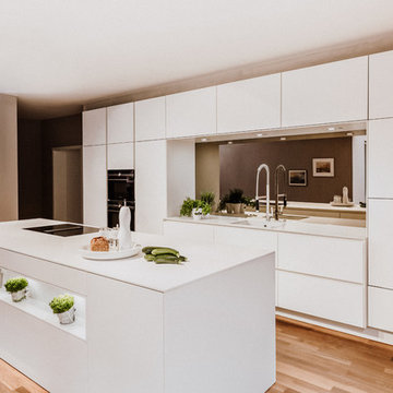Moderne Luxus-Küche in elegantem Weiß