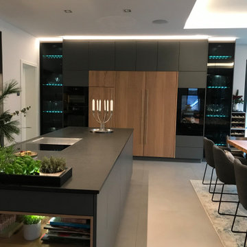 moderne, offene Küche mit vielen individuellen Extras in Potsdam