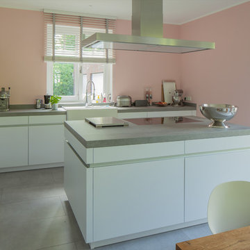 Moderne weiße Küche mit kontrastreichem Kühöschrankmotiv