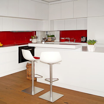 moderne weiße Küche mit Tresen