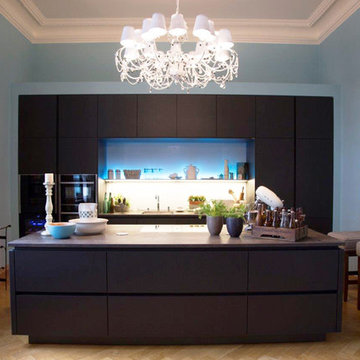 Moderne Wohnküche in Schwarz & klassischem Ambiente