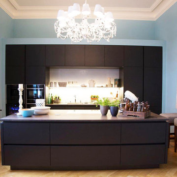 Moderne Wohnküche in Schwarz & klassischem Ambiente