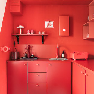 Aménagement d'une petit cuisine contemporaine en L avec un placard à porte plane, des portes de placard rouges, une crédence rouge, un sol en linoléum, aucun îlot, un évier 1 bac et un plan de travail rouge.