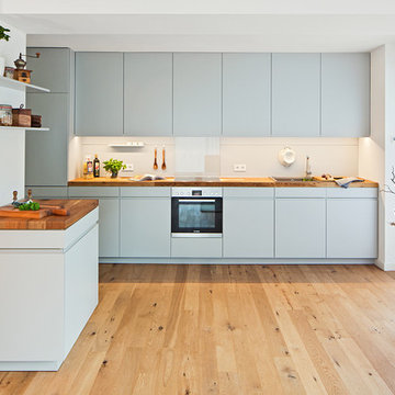 Offene Küche mit Holzarbeitsplatte