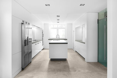 Offene, Zweizeilige, Mittelgroße Moderne Küche mit flächenbündigen Schrankfronten, weißen Schränken und Kücheninsel in Bonn
