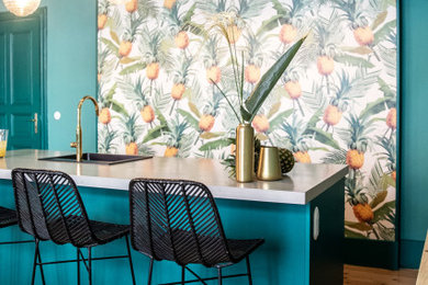 Moderne Küche mit Waschbecken, Betonarbeitsplatte, Küchenrückwand in Blau, hellem Holzboden, Kücheninsel, braunem Boden und Tapetendecke in Berlin