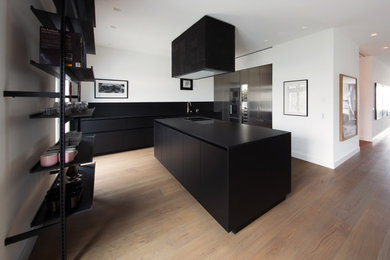 This is an example of a contemporary kitchen in Hamburg.