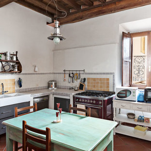 Ispirazione per una cucina country con lavello integrato, paraspruzzi con piastrelle in ceramica e pavimento in terracotta