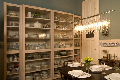 Klassische Küche in U-Form mit weißen Schränken, Küchenrückwand in Weiß, Glasrückwand und Kücheninsel in Berlin